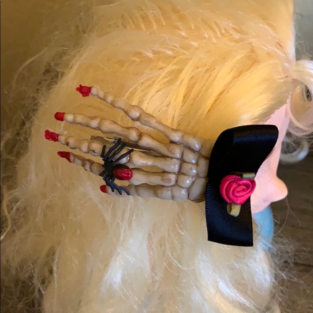 Halloween skeleton hand w spider 🕷 hair clip DOD - Picture 10 of 13
